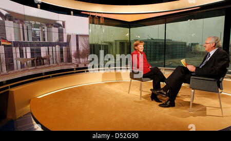 TV-Moderator Ulrich Deppendorf interviews Bundeskanzlerin Angela Merkel im Hauptstadt-Studio des öffentlich-rechtlichen Senders ARD in Berlin, Deutschland, 28. Februar 2010. Das Interview für das Programm "Bericht aus Berlin" ("Bericht aus Berlin") über die Situation in Griechenland, die Regierung und andere Themen wird später 28. Februar 2010 ausgestrahlt. Foto: WOLFGANG KUMM Stockfoto