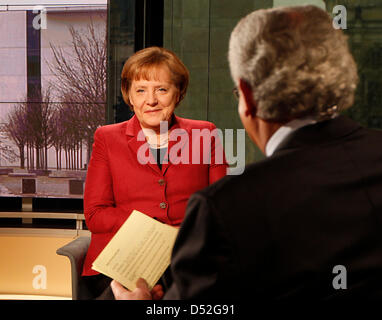 TV-Moderator Ulrich Deppendorf interviews Bundeskanzlerin Angela Merkel im Hauptstadt-Studio des öffentlich-rechtlichen Senders ARD in Berlin, Deutschland, 28. Februar 2010. Das Interview für das Programm "Bericht aus Berlin" ("Bericht aus Berlin") über die Situation in Griechenland, die Regierung und andere Themen wird später 28. Februar 2010 ausgestrahlt. Foto: WOLFGANG KUMM Stockfoto