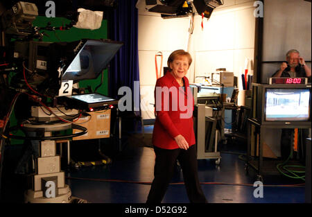 Bundeskanzlerin Angela Merkel kommt für ein Interview von TV-Moderator Ulrich Deppendorf (nicht abgebildet) in der Hauptstadt Studio der öffentlich-rechtlichen Sender ARD in Berlin, Deutschland, 28. Februar 2010. Das Interview für das Programm "Bericht aus Berlin" ("Bericht aus Berlin") über die Situation in Griechenland, die Regierung und andere Themen wird später 28. Februar 2010 ausgestrahlt. Foto: WO Stockfoto