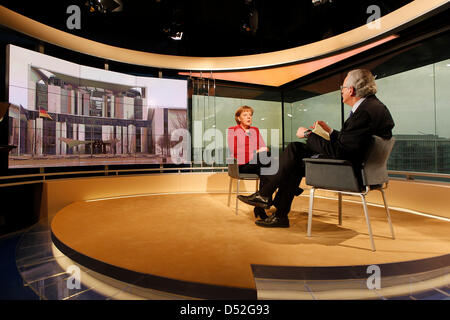 TV-Moderator Ulrich Deppendorf interviews Bundeskanzlerin Angela Merkel im Hauptstadt-Studio des öffentlich-rechtlichen Senders ARD in Berlin, Deutschland, 28. Februar 2010. Das Interview für das Programm "Bericht aus Berlin" ("Bericht aus Berlin") über die Situation in Griechenland, die Regierung und andere Themen wird später 28. Februar 2010 ausgestrahlt. Foto: WOLFGANG KUMM Stockfoto