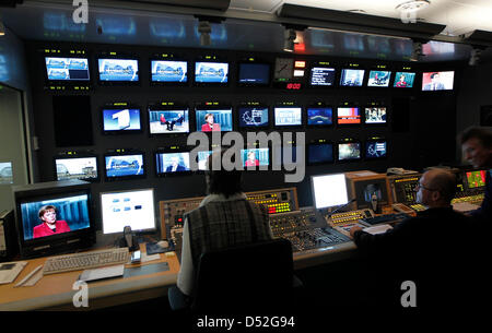 Der Kontrollraum des Programms "Bericht aus Berlin" ("Bericht aus Berlin") in der Hauptstadt Studio der öffentlich-rechtlichen Sender ARD in Berlin, Deutschland, 28. Februar 2010 abgebildet. TV-Moderator Ulrich Deppendorf wird Bundeskanzlerin Angela Merkel (beide nicht dargestellt) über die Situation in Griechenland, die Regierung und andere Themen befragen. Das Interview wird später 28 Feb übertragen Stockfoto