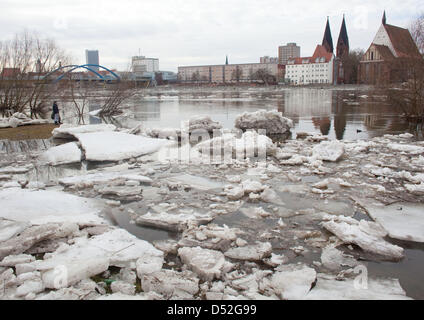 Die Flut des Flusses Oder in Frankfurt Oder, Deutschland, 28. Februar 2010 abgebildet. Der Wasserstand ist auf 4,70 Meter gestiegen. Foto: Patrick Pleul Stockfoto