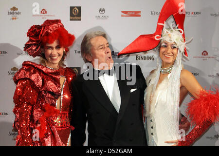 Französischer Schauspieler Alain Delon kommt beim 28. Deutschen Opernball in der alten Oper in Frankfurt Main, Deutschland, 27. Februar 2010. Rund 2300 Gästen aus Politik, Wirtschaft und Entertainment-Industrie feiert unter dem Motto "Eleganz und Harmonie". Foto: Fredrik von Erichsen Stockfoto