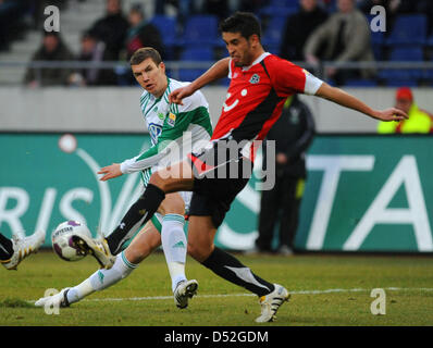 Hannovers Karim Haggui (R) Kämpfe um den Ball mit Wolfsburgs Edin Dzeko während der Bundesliga Spiel Hannover 96 Vs VfL Wolfsburg im Stadion AWD-Arena in Hannover, 28. Februar 2010. Foto: PETER STEFFEN (Achtung: EMBARGO Bedingungen! Die DFL ermöglicht die weitere Nutzung der Bilder im IPTV, mobile Dienste und anderen neuen Technologien nur nicht früher als zwei Stunden ein Stockfoto