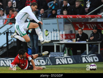 Hannovers Karim Haggui (unten) kämpfen um den Ball mit Wolfsburgs Edin Dzeko während der Bundesliga Spiel Hannover 96 gegen VfL Wolfsburg im Stadion AWD-Arena in Hannover, 28. Februar 2010. Foto: PETER STEFFEN (Achtung: EMBARGO Bedingungen! Die DFL ermöglicht die weitere Nutzung der Bilder im IPTV, mobile Dienste und anderen neuen Technologien nur nicht früher als zwei ho Stockfoto