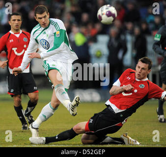 Hannovers Jan Durica (R) Kämpfe um den Ball mit Wolfsburgs Edin Dzeko während der Bundesliga Spiel Hannover 96 Vs VfL Wolfsburg im Stadion AWD-Arena in Hannover, 28. Februar 2010. Foto: PETER STEFFEN (Achtung: EMBARGO Bedingungen! Die DFL ermöglicht die weitere Nutzung der Bilder im IPTV, mobile Dienste und anderen neuen Technologien erst frühestens zwei Stunden nach achtern Stockfoto