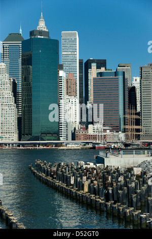 HOLZ-PILINGS PIER EIN BROOKLYN EAST RIVER IN MANHATTAN SKYLINE NEW YORK CITY USA Stockfoto