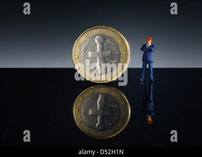 Euro-Münze aus Zypern, Miniatur Figur der Politiker, Banker, Manager oder Geschäftsmann Stockfoto