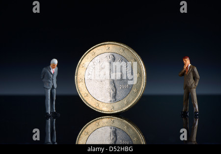 Euro-Münze aus Zypern, Miniatur-Figuren 2 Politiker, Banker, Manager oder Unternehmer Stockfoto