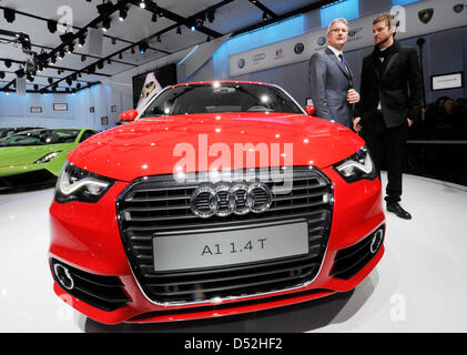 US-Sängerin Justin Timberlake (R) und Rupert Stadler, Vorstandsvorsitzender der Audi AG, präsentieren der neue Audi A1 vor dem ersten Pressetag auf dem Genfer Automobilsalon in Genf, Schweiz, 1. März 2010. 80. internationalen Autosalon in Genf will frische Impulse für die angeschlagene Automobilindustrie bis 14. März 2010 zu geben. Rund 700,000 Besucher sind auf der motor Show erwartet. Foto: Uli D Stockfoto