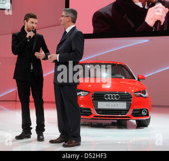 US-Sänger Justin Timberlake (L) und Rupert Stadler, Vorstandsvorsitzender der Audi AG, präsentieren der neue Audi A1 vor dem ersten Pressetag auf dem Genfer Automobilsalon in Genf, Schweiz, 1. März 2010. 80. internationalen Autosalon in Genf will frische Impulse für die angeschlagene Automobilindustrie bis 14. März 2010 zu geben. Rund 700,000 Besucher sind auf der motor Show erwartet. Foto: Uli D Stockfoto