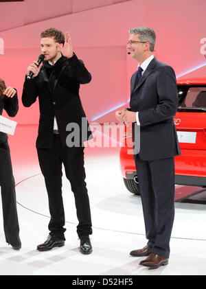 US-Sänger Justin Timberlake (L) und Rupert Stadler, Vorstandsvorsitzender der Audi AG, präsentieren der neue Audi A1 vor dem ersten Pressetag auf dem Genfer Automobilsalon in Genf, Schweiz, 1. März 2010. 80. internationalen Autosalon in Genf will frische Impulse für die angeschlagene Automobilindustrie bis 14. März 2010 zu geben. Rund 700,000 Besucher sind auf der motor Show erwartet. Foto: Uli D Stockfoto