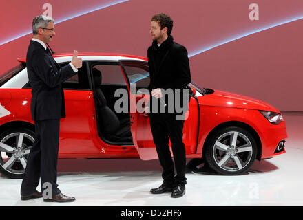 US-Sängerin Justin Timberlake (R) und Rupert Stadler, Vorstandsvorsitzender der Audi AG, präsentieren der neue Audi A1 vor dem ersten Pressetag auf dem Genfer Automobilsalon in Genf, Schweiz, 1. März 2010. 80. internationalen Autosalon in Genf will frische Impulse für die angeschlagene Automobilindustrie bis 14. März 2010 zu geben. Rund 700,000 Besucher sind auf der motor Show erwartet. Foto: Uli D Stockfoto