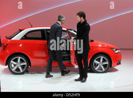 US-Sängerin Justin Timberlake (R) und Rupert Stadler, Vorstandsvorsitzender der Audi AG, präsentieren der neue Audi A1 vor dem ersten Pressetag auf dem Genfer Automobilsalon in Genf, Schweiz, 1. März 2010. 80. internationalen Autosalon in Genf will frische Impulse für die angeschlagene Automobilindustrie bis 14. März 2010 zu geben. Rund 700,000 Besucher sind auf der motor Show erwartet. Foto: Uli D Stockfoto