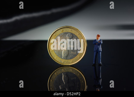 Euro-Münze aus Zypern, Miniatur Figur der Politiker, Banker, Manager oder Geschäftsmann Stockfoto