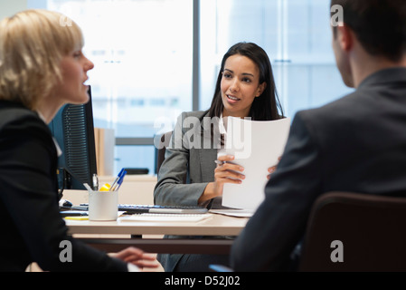 Geschäftspartner treffen, Schwerpunkt Geschäftsfrau im Hintergrund Stockfoto