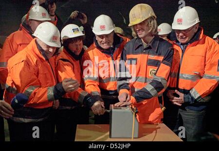 Master Blaster Mathias Dinger (2-R) Deutsche Bahn Chef Ruediger Grube (L-R), Tunnel Pate Elga Daehre, Bundesverkehrsminister Peter Ramsauer, Sachsen-Anhalts Verkehrsminister Karl-Heinz Daehre drücken Sie die Taste für den letzten Tunnel Durchbruch bei der "Bibratunnel" in Saubach, Deutschland, 3. März 2010. Mit dem Durchbruch-Zeremonien für die "Bibratunnel" und benachbarten ' F Stockfoto