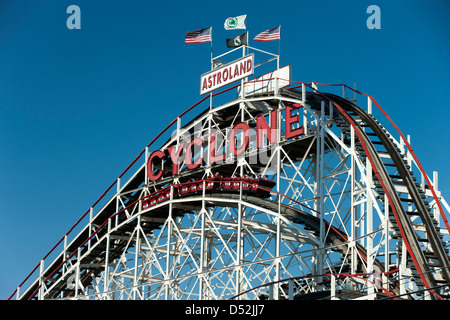 CYCLONE ACHTERBAHN (©VERNON KEENAN 1927) ASTROLAND VERGNÜGUNGSPARK CONEY ISLAND BROOKLYN NEW YORK USA Stockfoto