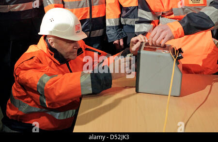 Deutsche Bahn-Chef Ruediger Grube (Front L) und master Blaster Mathias Dinger (vorne R) drücken Sie die Taste für den letzten Tunnel Durchbruch bei der "Bibratunnel" in Saubach, Deutschland, 3. März 2010. Mit dem Durchbruch-Zeremonien für die "Bibratunnel" und benachbarten "Finnetunnel" staatliche Bundesbahn Deutsche Bahn AG feierte Halbzeit beim Bau seiner neuen Stockfoto