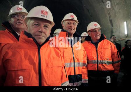 (L-R) Jobst Paul (der Deutschen Bahn (DB)), DB-Chef Ruediger Grube, Bundesverkehrsminister Peter Ramsauer und Sachsen-Anhalts Verkehrsminister Karl-Heinz Daehre besuchen die letzte Tunnel Durchbruch Zeremonie in der "Bibratunnel" in Saubach, Deutschland, 3. März 2010. Mit dem Durchbruch-Zeremonien für die "Bibratunnel" und die benachbarte "Finnetunnel" deutsche Staatsbahn comp Stockfoto