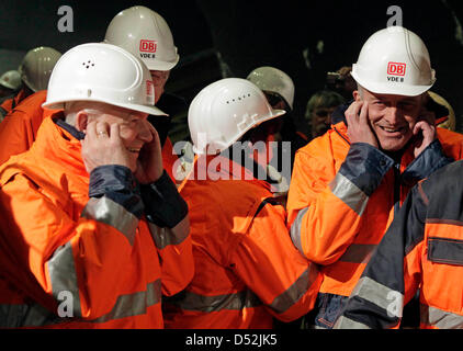 Deutsche Bahn (DB)-Chef Rüdiger Grube (L) und German Transport Minister Peter Ramsauer (R) halten ihre Ohren während der letzte Tunnel Durchbruch Explosion auf der "Bibratunnel" in Saubach, Deutschland, 3. März 2010. Deutsche Bahn AG feierte mit den Durchbruch-Zeremonien für die "Bibratunnel" und benachbarten "Finnetunnel" deutschen staatlichen Eisenbahngesellschaft Halbzeit in der baugewerblicher Stockfoto