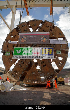 Bergleute enthüllen das Schneidrad während der Tunnel-Durchbruch-Zeremonie auf der "Bibratunnel" in Saubach, Deutschland, 3. März 2010. Mit dem Durchbruch Zeremonien für die "Bibratunnel" und die benachbarte "Finnetunnel" staatliche Bundesbahn Deutsche Bahn AG feierte Halbzeit beim Bau seiner neuen Highspeed-Schienenverbindung zwischen Erfurt, Halle und Leipzig. Die Stockfoto