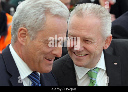 Deutsche Bahn (DB) Chef Ruediger Grube (R) und deutsche Transport Minister Peter Ramsauer (L) chatten während der Tunnel-Durchbruch-Zeremonie auf der "Bibratunnel" in Saubach, Deutschland, 3. März 2010. Mit dem Durchbruch-Zeremonien für die "Bibratunnel" und benachbarten "Finnetunnel" staatliche Bundesbahn Deutsche Bahn AG feierte Halbzeit beim Bau seiner neuen Stockfoto