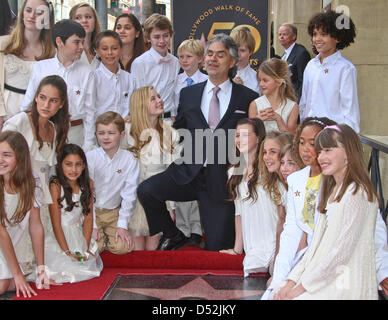 Italienische geborene Sängerin Andrea Bocelli (C) und der Chor der Adderley School for the Performing Arts besuchen Sie die Zeremonie für Bocellis neue Stern auf dem Hollywood Walk of Fame in Los Angeles, USA am 2. März 2010. Foto: Hubert Boesl Stockfoto