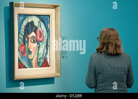 Eine Frau betrachtet das Gemälde "Frauenkopf" des russischen Künstlers Alexej von Jawlensky in der Ausstellung "Bruecke Bauhaus Blaue Reiter - Schätze aus der Sammlung Max Fischer" in der "Staatsgalerie" ("Staatsgalerie") in Stuttgart, Deutschland, 4. März 2010. Die Ausstellung ist vom 05 März bis 20. Juni 2010 geöffnet und verfügt über ca. 180 Kunstwerke aus der Privatsammlung der entr Stockfoto