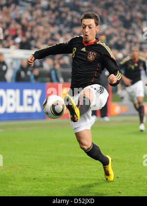 Deutschlands Mesut Özil in Aktion während der Fußball Testspiel Deutschland gegen Argentinien im Stadium der AllianzArena in München, 3. März 2010. Argentinien gewann das Spiel 1: 0. Foto: Bernd Weissbrod Stockfoto