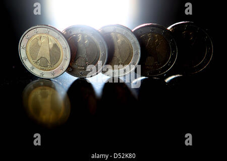 Deutschen Euro-Münzen stehen auf einem Tisch in Köln, Deutschland, 5. März 2010. Haushaltsausschusses des Deutschen Bundestages vereinbarten über den Staatshaushalt 2010 am frühen Morgen in Berlin. Eine Neuverschuldung von 80,2 Milliarden Euro ist geplant für das Jahr 2010 insgesamt Budget beläuft sich auf 319,5 Milliarden Euro. Foto: OLIVER BERG Stockfoto