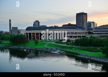 Ottawa-Sonnenuntergang über Fluss mit historischer Architektur. Stockfoto