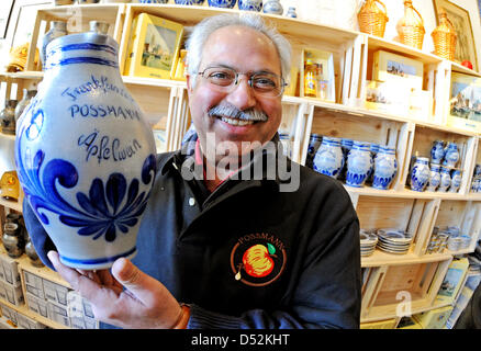 Satish Chowdhry Besitzer hält einen traditionellen "Bembel" Apfel Cidre Krug in seiner "Ebbelwoi-Fan-Shop" in Frankfurt Main, Deutschland, 5. März 2010. Native Indian Chowdhry lebt seit 30 Jahren in Deutschland und ist ein Fan von Frankfurts Kultur. Seine Shop bietet eine riesige Sammlung von Krüge für Frankfurter Apfelwein und allen Arten von waren. Foto: Marius Becker Stockfoto