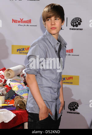 Kanadische Sänger Justin Bieber kommt in der Musikshow "The Dome 53" der private Fernsehsender RTL II im Velodrom in Berlin, Deutschland, 5. März 2010. Die Show wird am 21. März 2010 übertragen werden. Foto: BRITTA PEDERSEN Stockfoto