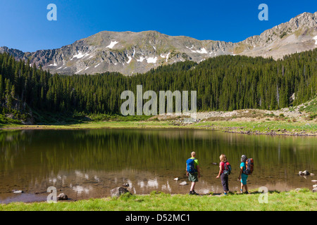 Wanderer bewundern noch See in ländlichen Landschaft Stockfoto