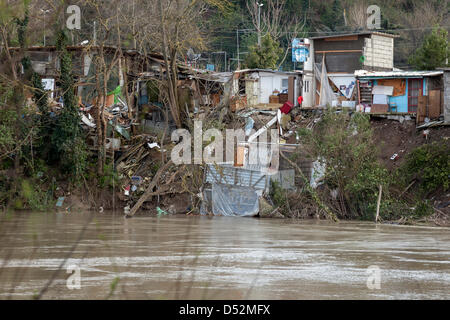 Rund 20 philippinische Familien leben in ärmlichen Häusern in der Nähe des Flusses Tiber in Rom. Die OFW - Overseas Filipino Workers - nachdrücklich unterstützen ihre Familien zu Hause, das Geld, das sie auf die Philippinen senden ist wichtig für die Wirtschaft der Insel. Stockfoto