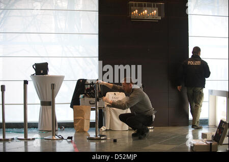 Polizisten sichern Beweise in Berlin, Deutschland, 6. März 2010. Ein Pokerturnier im Hyatt Hotel durchgeführt wurde ausgeraubt, die bewaffnete Räuber schnappte sich Geld und entkam. Foto: KLAUS-DIETMAR GABBERT Stockfoto