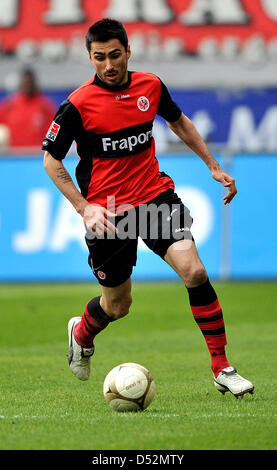 Frankfurts Chris spielt den Ball beim deutschen Bundesliga-Spiel Eintracht Frankfurt Vs FC Schalke 04 in Commerzbank-Arena in Frankfurt Am Main, Deutschland, 6. März 2010. Das Spiel endete 1-4. Foto: Marius Becker Stockfoto