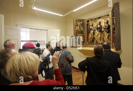 Besucher schauen Sie sich eine geflügelte spätgotischen Altar aus dem 15. Jahrhundert im Staedtisches Museum in Aschersleben, Deutschland, 5. März 2010. Der Altar war Teil des Katharinen-Hospitals, wurde wieder aufgebaut und erscheint nun für die Öffentlichkeit zum ersten Mal in acht Jahren. Foto: Jens Wolf Stockfoto