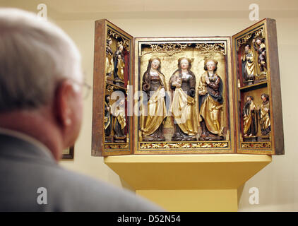 Besucher schauen Sie sich eine geflügelte spätgotischen Altar aus dem 15. Jahrhundert im Staedtisches Museum in Aschersleben, Deutschland, 5. März 2010. Der Altar war Teil des Katharinen-Hospitals, wurde wieder aufgebaut und erscheint nun für die Öffentlichkeit zum ersten Mal in acht Jahren. Foto: Jens Wolf Stockfoto