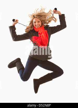 Gemischte Rassen Frau springen vor Freude Stockfoto