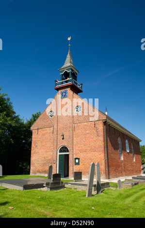 Typische alte niederländische Reformierte Kirche im kleinen Dorf in Groningen Stockfoto