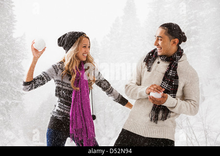 Paar beim Schneeball kämpfen im freien Stockfoto