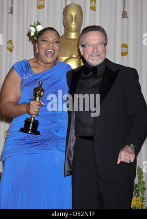 US-Schauspielerin Mo'Nique und US-Schauspieler Robin Williams stellen bei der 82. Oscar-Verleihung im Kodak Theater in Hollywood, USA, 7. März 2010. Mo'Nique gewann den Oscar als beste Nebendarstellerin für ihre Rolle in "Precious: basierend auf dem Roman"Push"von Sapphire". Die Oscars vergeben für herausragende individuelle oder kollektive Anstrengungen beim Filmemachen in bis zu 25 Kategorien. Foto: Stockfoto