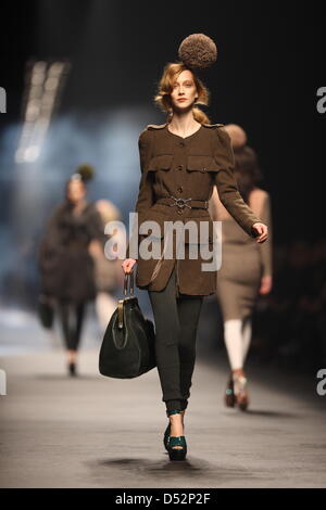 Modelle tragen eine Schöpfung als Teil von Sonia Rykiel Damenmode Herbst-Winterr 2010 / 2011 Kollektion während der Paris Prêt Womens Fashion Week in Paris, Frankreich, 7. März 2010 vorgestellt. Die Prêt-Damenmode läuft Herbst Winter bis 10. März 2010. Foto: Hendrik Ballhausen Stockfoto