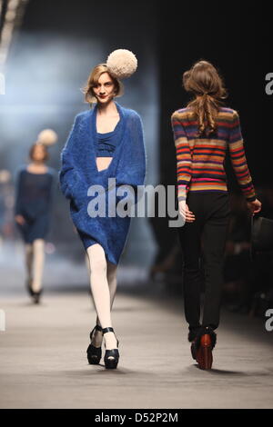 Modelle tragen eine Schöpfung als Teil von Sonia Rykiel Damenmode Herbst-Winterr 2010 / 2011 Kollektion während der Paris Prêt Womens Fashion Week in Paris, Frankreich, 7. März 2010 vorgestellt. Die Prêt-Damenmode läuft Herbst Winter bis 10. März 2010. Foto: Hendrik Ballhausen Stockfoto