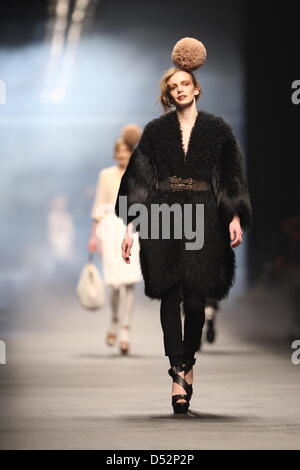 Modelle tragen eine Schöpfung als Teil von Sonia Rykiel Damenmode Herbst-Winterr 2010 / 2011 Kollektion während der Paris Prêt Womens Fashion Week in Paris, Frankreich, 7. März 2010 vorgestellt. Die Prêt-Damenmode läuft Herbst Winter bis 10. März 2010. Foto: Hendrik Ballhausen Stockfoto