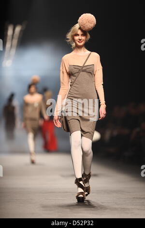 Modelle tragen eine Schöpfung als Teil von Sonia Rykiel Damenmode Herbst-Winterr 2010 / 2011 Kollektion während der Paris Prêt Womens Fashion Week in Paris, Frankreich, 7. März 2010 vorgestellt. Die Prêt-Damenmode läuft Herbst Winter bis 10. März 2010. Foto: Hendrik Ballhausen Stockfoto