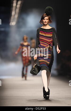 Modelle tragen eine Schöpfung als Teil von Sonia Rykiel Damenmode Herbst-Winterr 2010 / 2011 Kollektion während der Paris Prêt Womens Fashion Week in Paris, Frankreich, 7. März 2010 vorgestellt. Die Prêt-Damenmode läuft Herbst Winter bis 10. März 2010. Foto: Hendrik Ballhausen Stockfoto