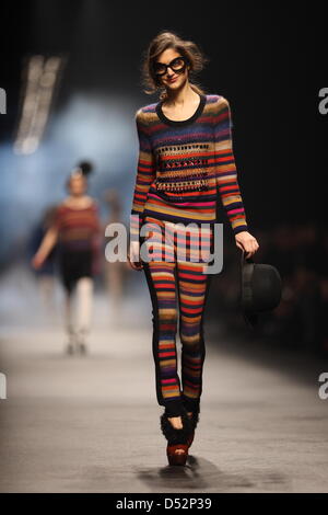 Modelle tragen eine Schöpfung als Teil von Sonia Rykiel Damenmode Herbst-Winterr 2010 / 2011 Kollektion während der Paris Prêt Womens Fashion Week in Paris, Frankreich, 7. März 2010 vorgestellt. Die Prêt-Damenmode läuft Herbst Winter bis 10. März 2010. Foto: Hendrik Ballhausen Stockfoto